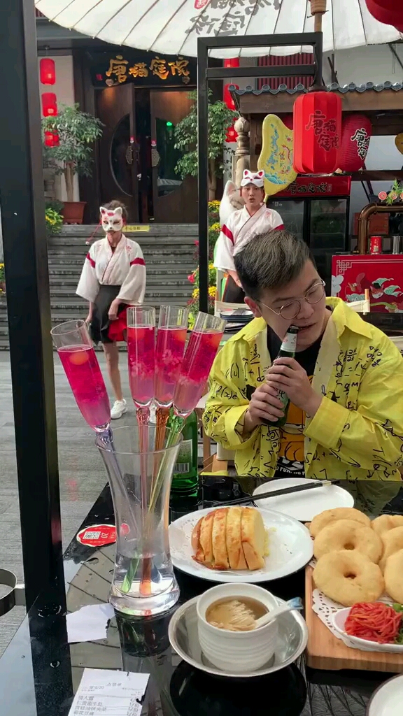 现在开酒还用牙咬吗全网最帅开瓶猫