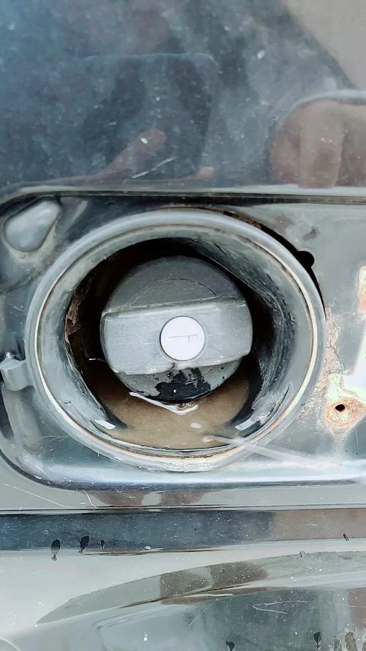 雨天一定要定期清理油箱口的排水口防止堵塞生锈腐烂