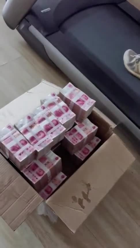 城里土豪娶媳妇,彩礼堆了满满三大箱,钱对他们来说不算什么