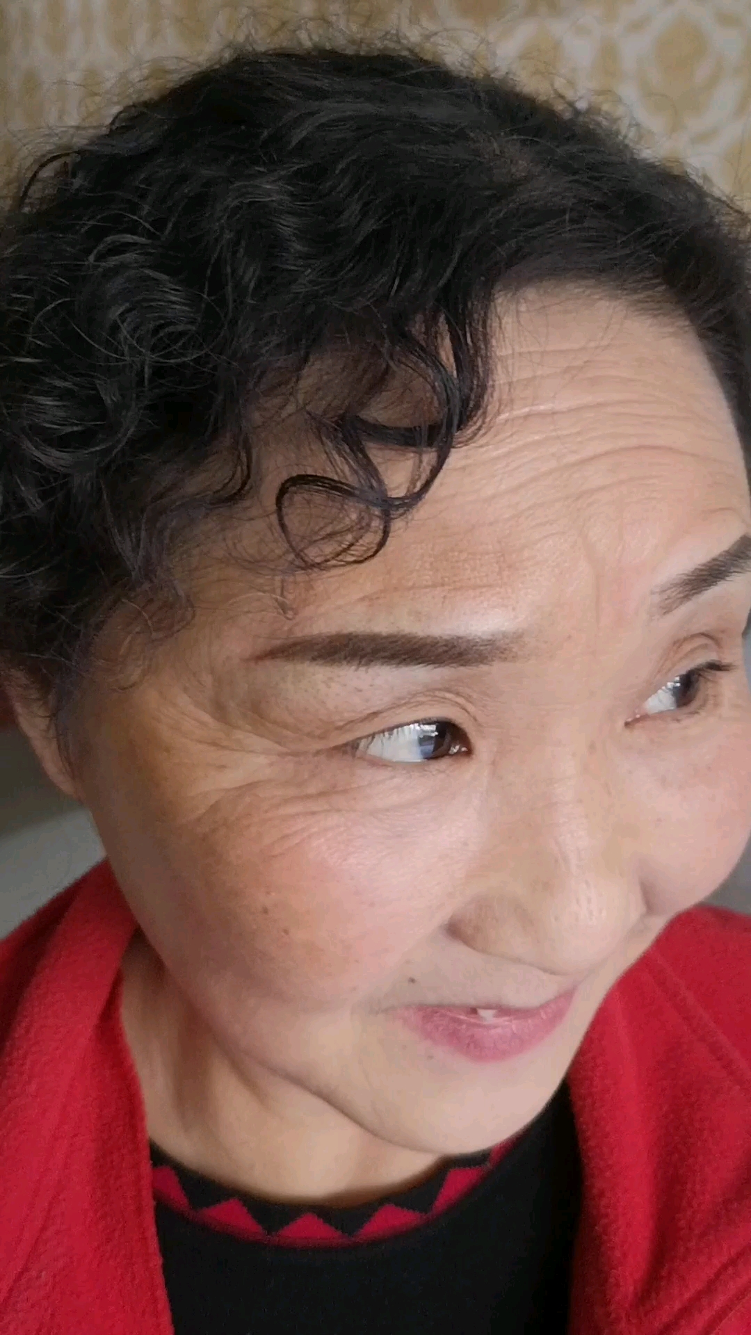 70岁的阿姨们做完眉毛美美哒,有颗年轻的心真好!