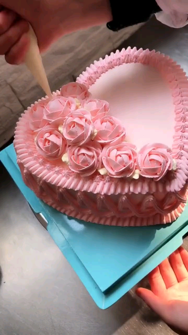 粉色的心形蛋糕,代表甜蜜的爱