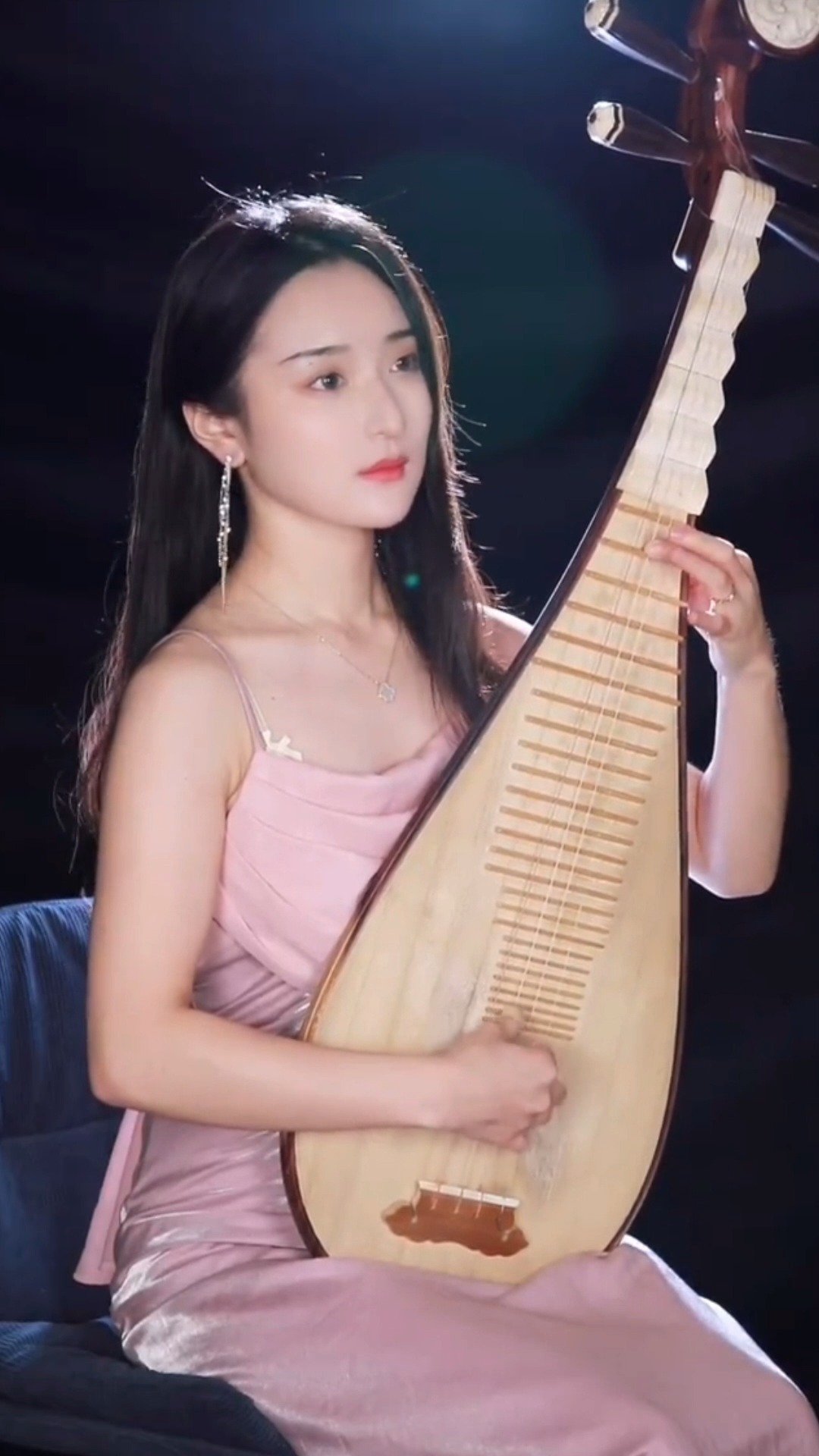 迷惑行为大赏气质美女琵琶弹奏大鱼曲调空灵绵长声声若人醉弘扬民乐