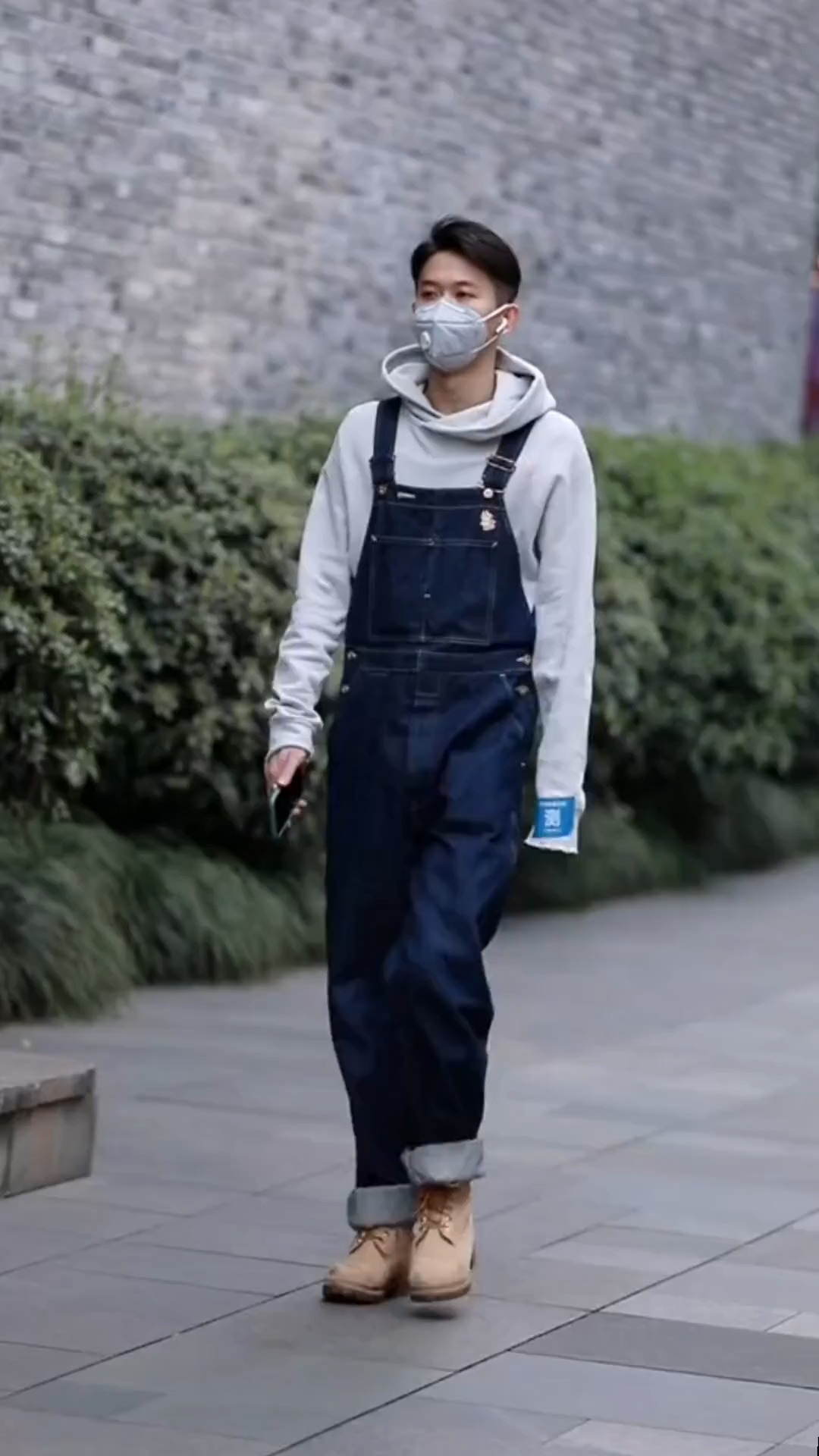 男生穿背带裤也很帅