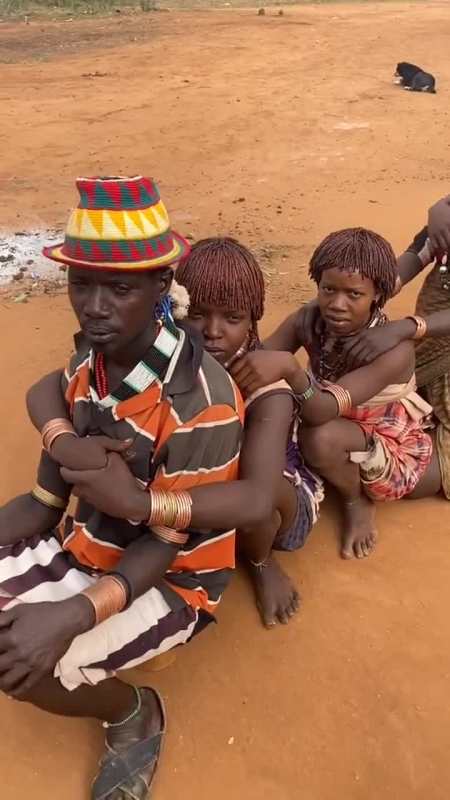 非洲原始部落红泥族,头发都是这样弄的!