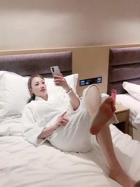 闺蜜说但凡你有点出息我俩也不致于躺在宾馆玩手机求好心小哥哥把她