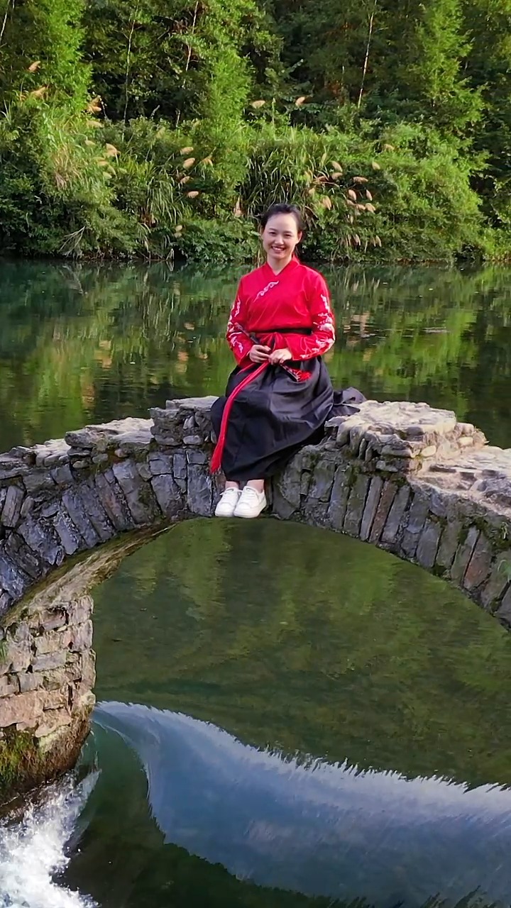 一条清澈见底的河流,一道古桥,一个美女,一个甜美的笑容,醉了!