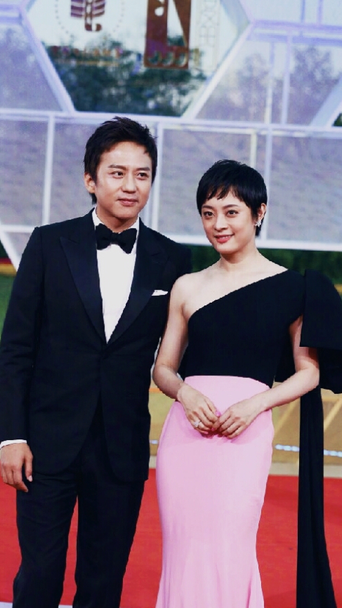 娱乐#孙俪邓超亮相金鸡百花电影节闭幕式红毯