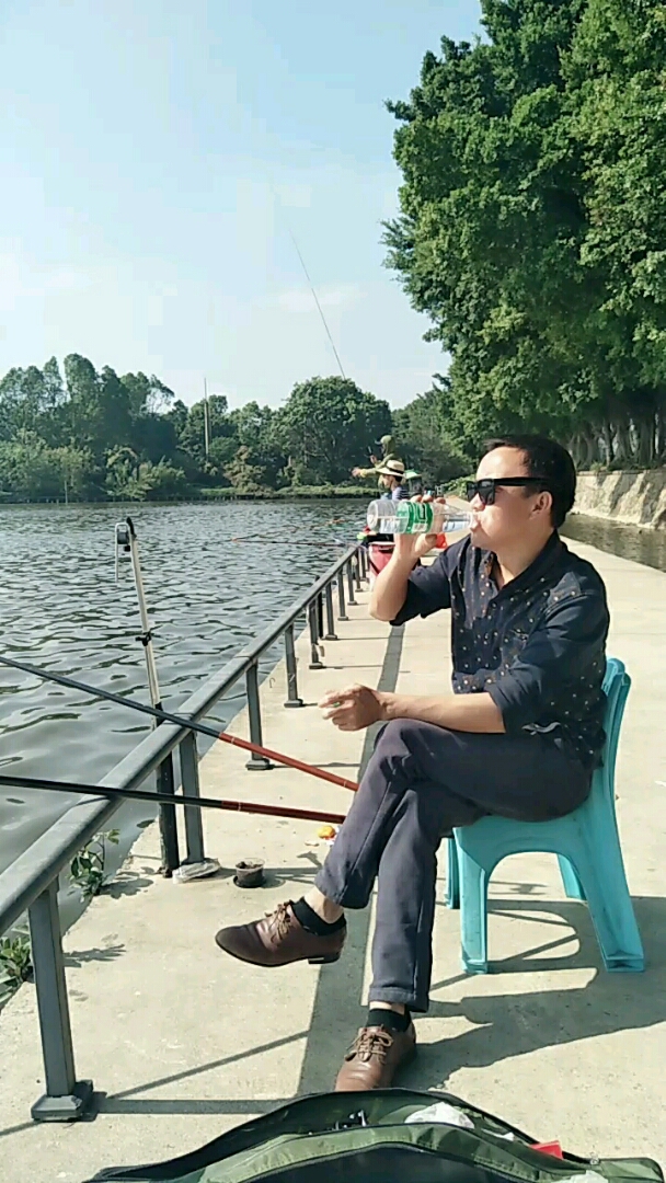 帅哥们,你们是来钓鱼,晒太阳,一举两得吗