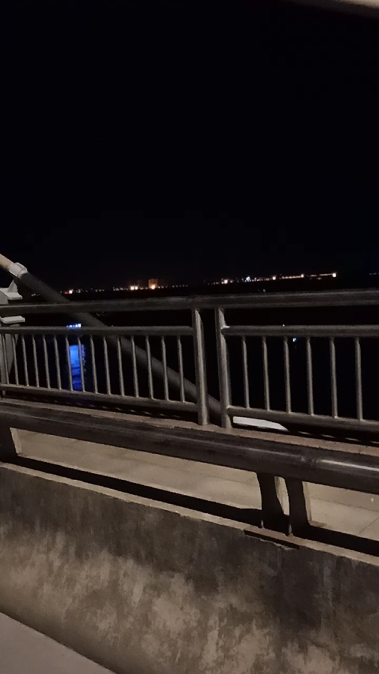 夏天就要这么过#夏天的晚上有点清凉,独自骑行在黄冈长江大桥上,望着