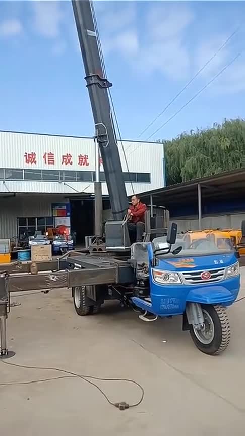 把三轮车改成吊车,设计这么长的大臂,不担心会翻车吗-度小视