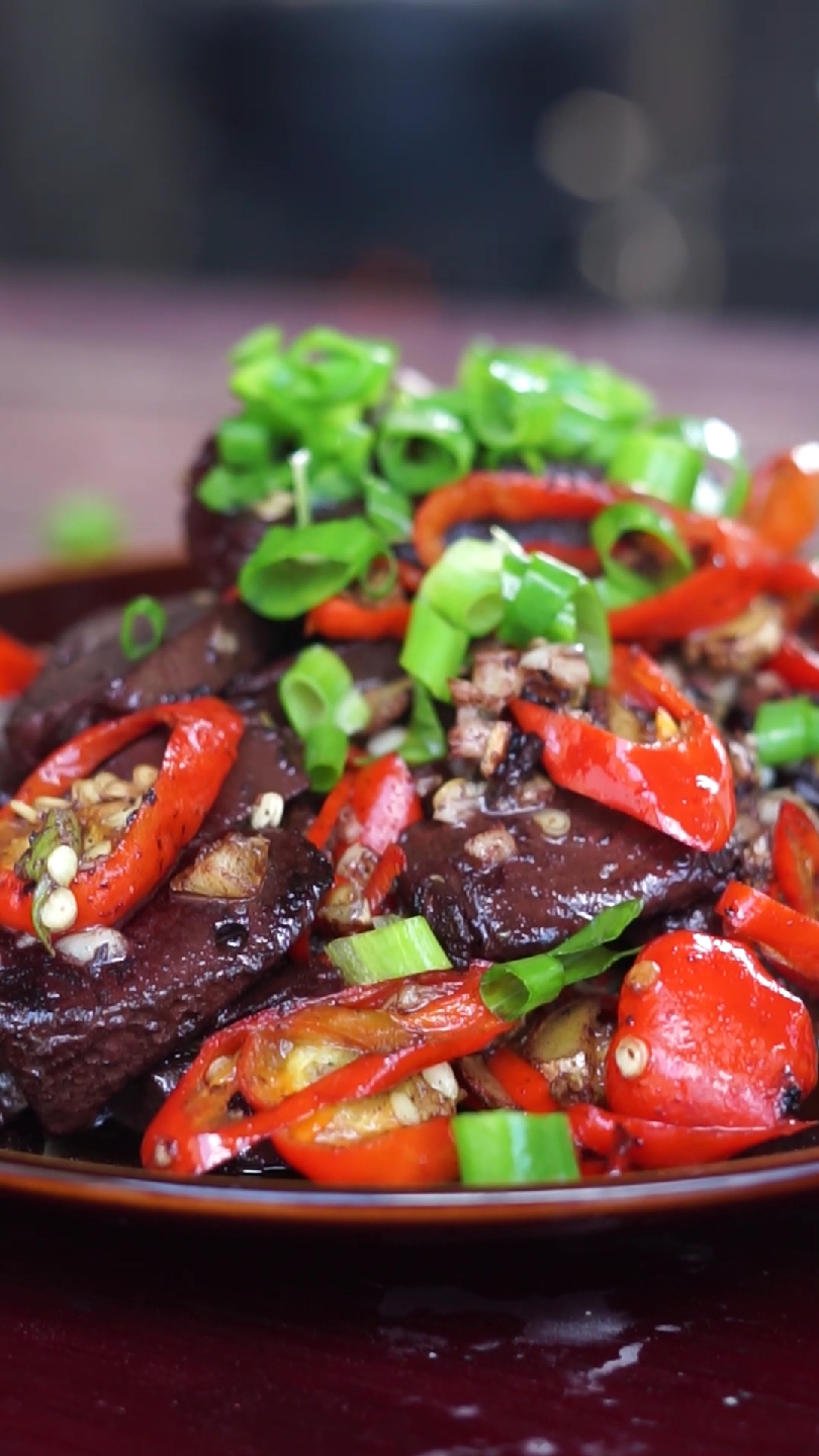 家乡特色美食#小胖教你辣椒炒猪血,入口滑嫩家常美味,上桌就抢光