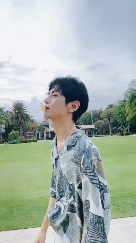 帅气小哥哥#清凉一夏,你的夏日限定男友请查收