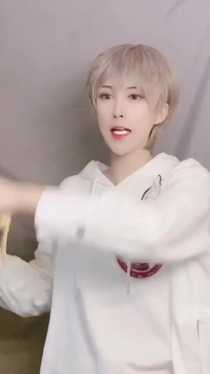 顾朝我说前面像个憨憨大家可以拿点水果去看看他