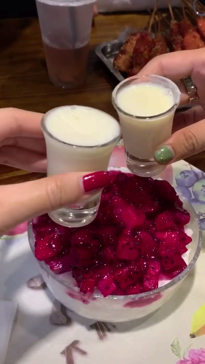 夏天酒喝多了,连吃个水果盒子都要碰杯