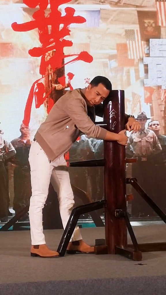 甄子丹 深情拥抱木人桩,感谢他给我们带来了这么多优秀的动作片!