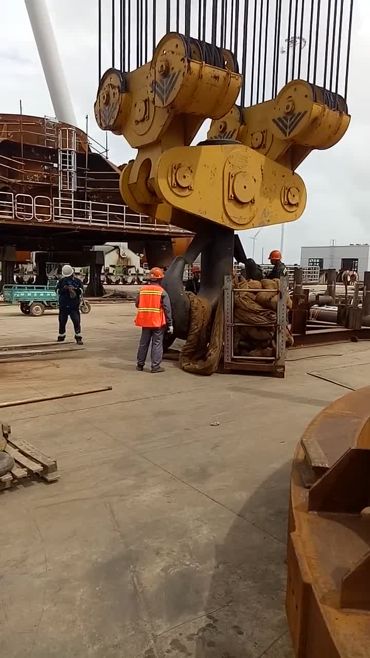 巨型吊车操作过程,一个钩子比我的越野车还要大,真厉害