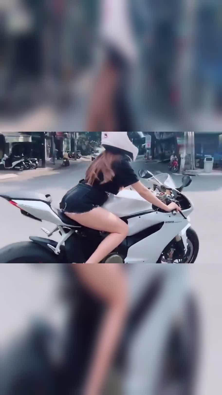 美女发动摩托车32图片