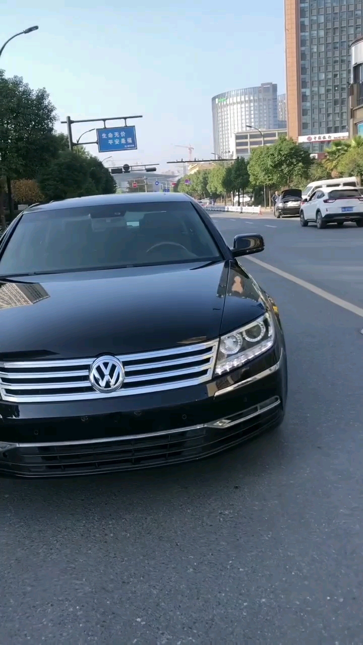 就剐蹭了一下,一个破大众问我要800,真黑!