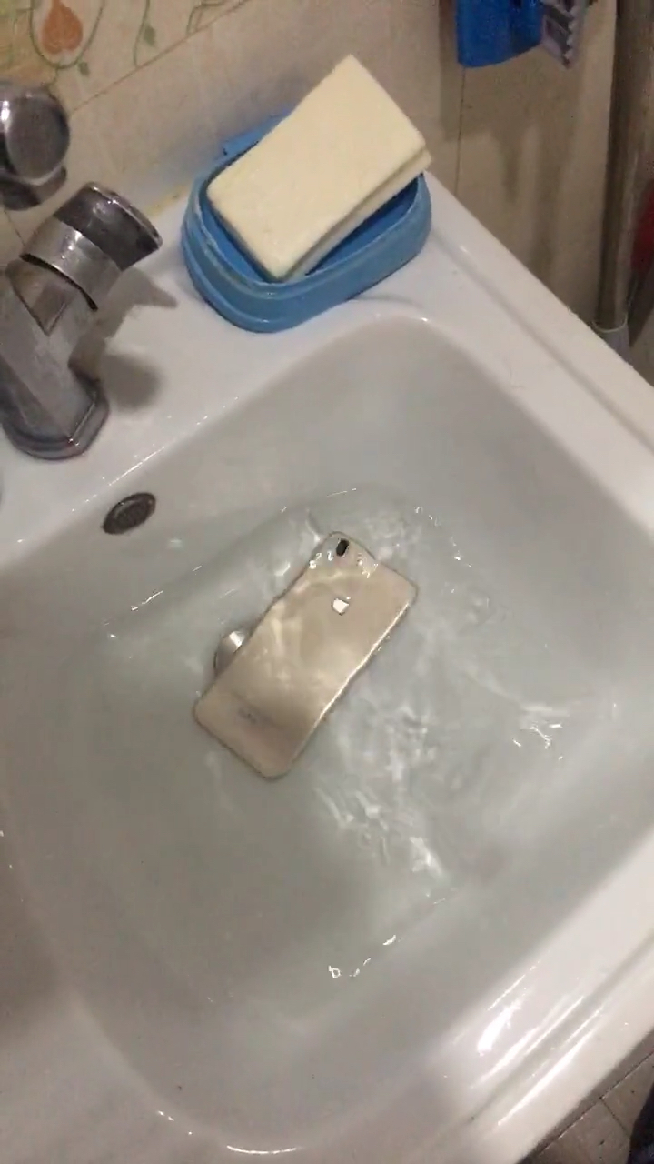 搞笑段子剧#教大家苹果手机进水怎么处理,绝对好办法,再也不用发愁