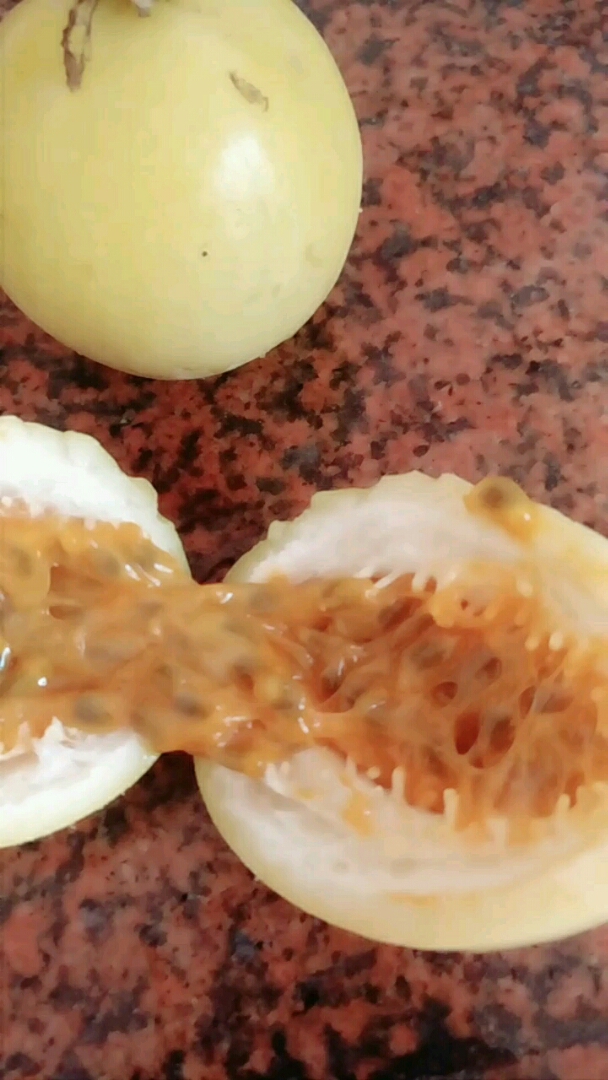 鸡蛋果,酸酸甜甜的好吃.