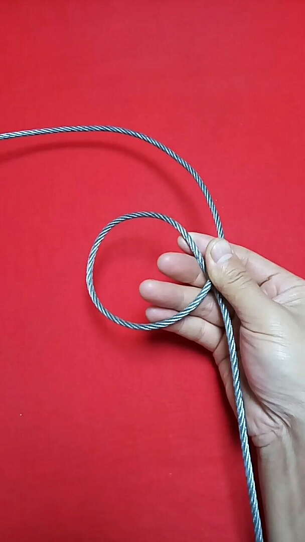 绳子穿过铁环打结图片