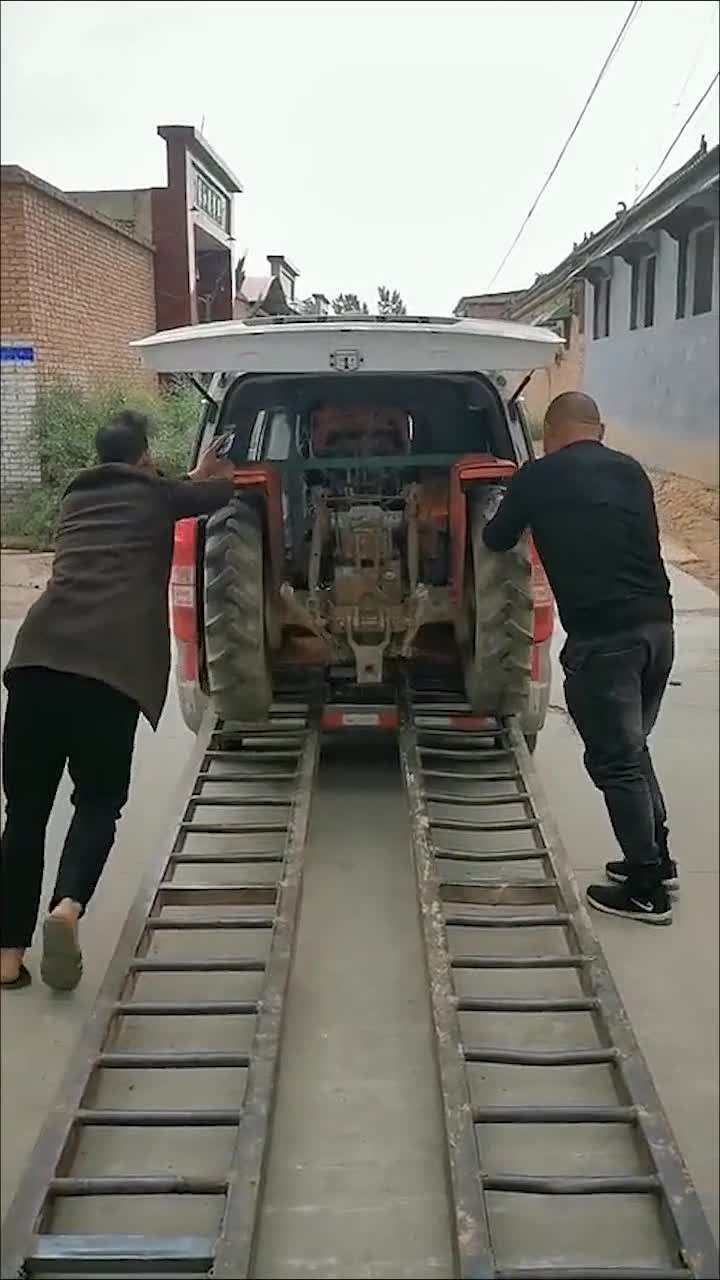 五菱神车拉拖拉机,直接装进后备箱,没有什么是五菱神车不能装的