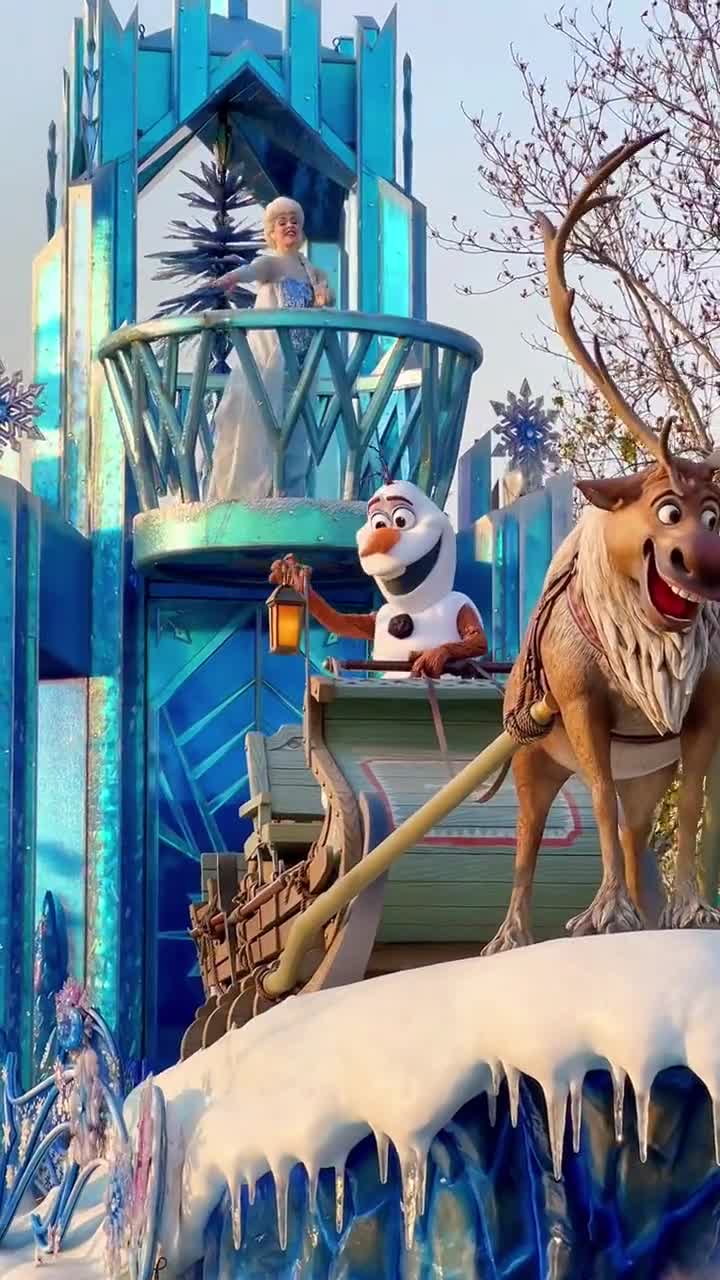 上海迪士尼花车巡游艾莎女王和雪宝