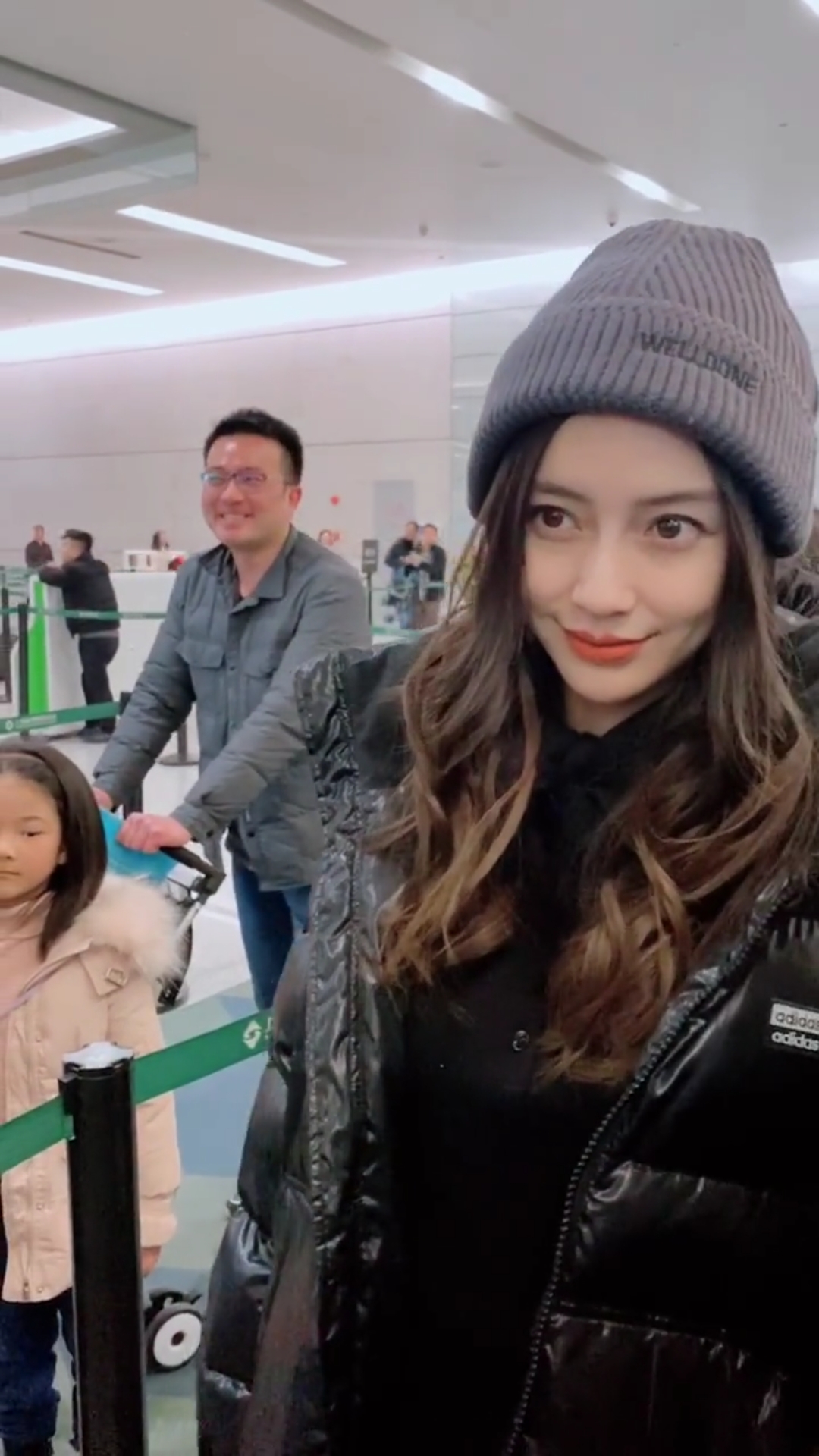 angelababy 摘掉口罩跟粉丝合影,好有爱