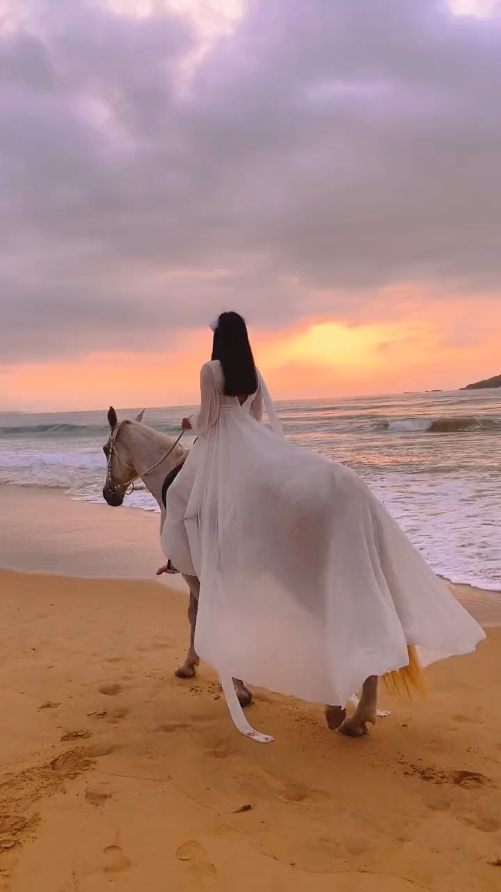 夏日美少女#日出太美了!骑白马的不一定是王子,有可能是美少女.