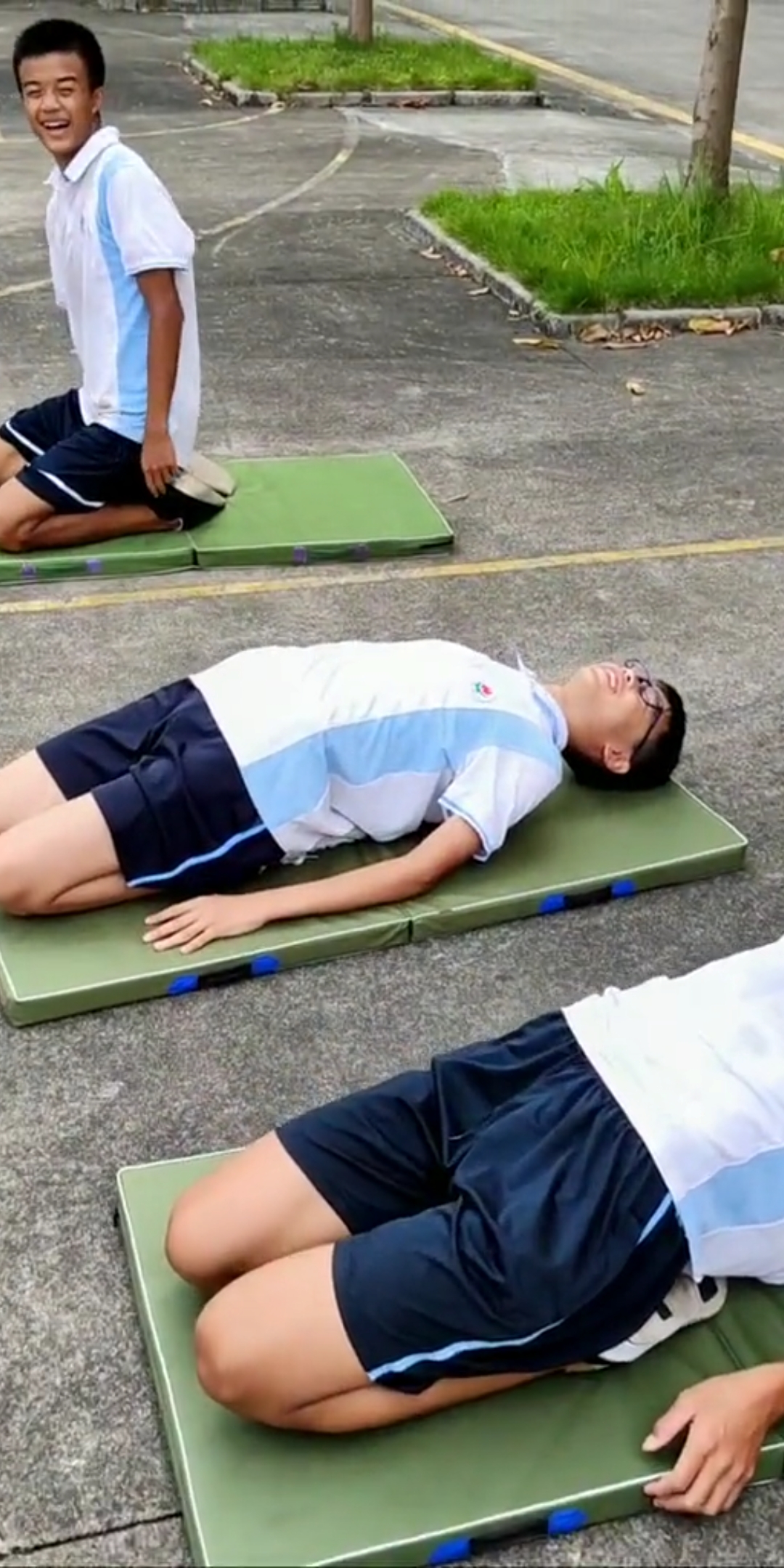 宅在家十四天挑战#每次练习压脚背,女生都过关,男生总有几个下不鹊哪