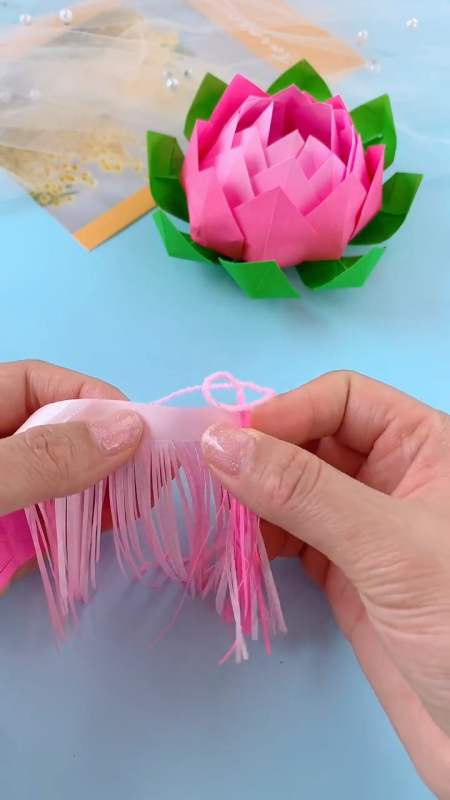 手工制作#今年元宵节一起做简单又好看的莲花灯吧,有小灯放中间更