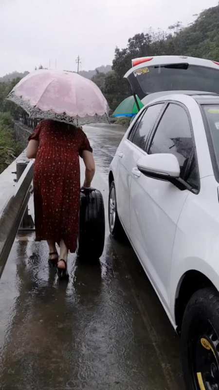 谁家美女,这么厉害.风吹雨淋,首次换胎,16分钟搞定.