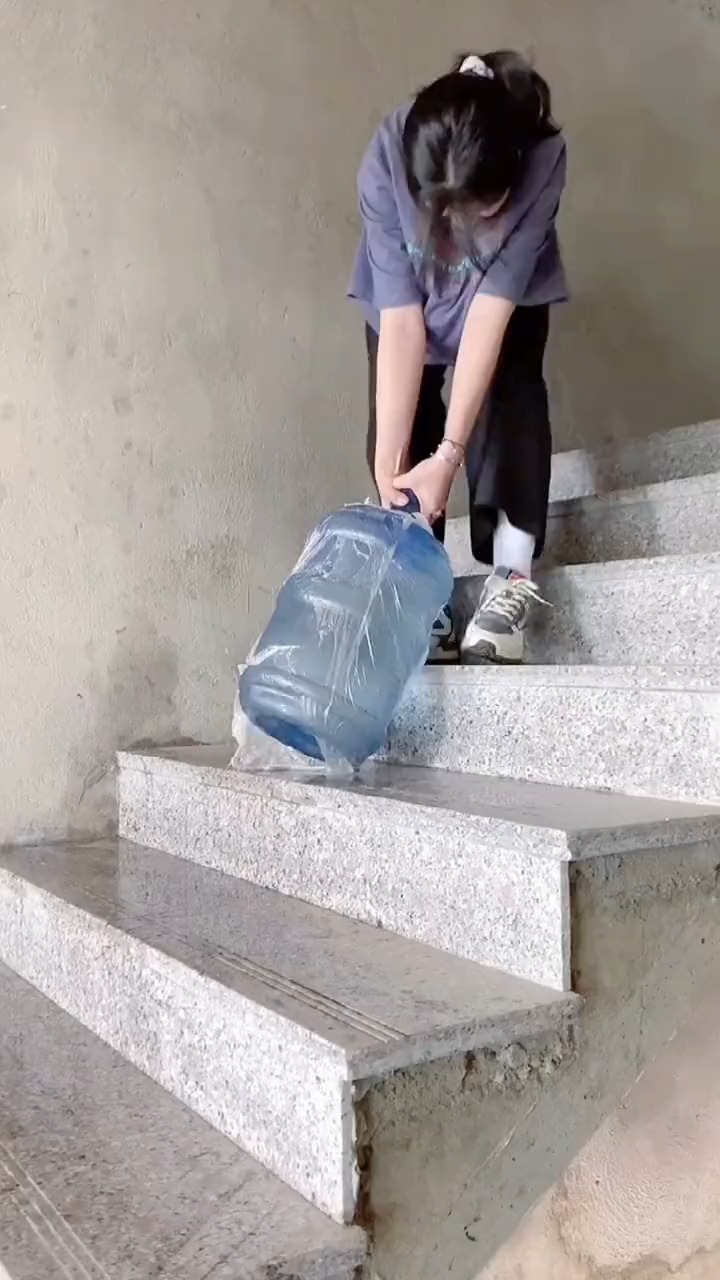有了这款提水器女孩子在家也可以轻松提一桶水实用方便