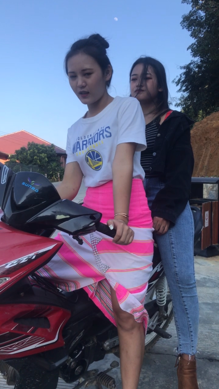 缅甸妹骑摩托带你们兜风