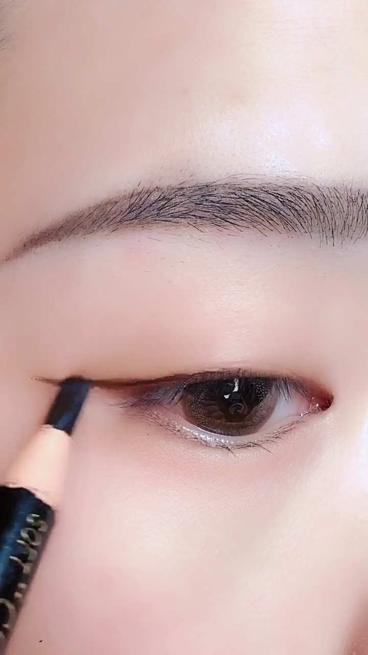 单眼皮这样画会显得眼睛很大