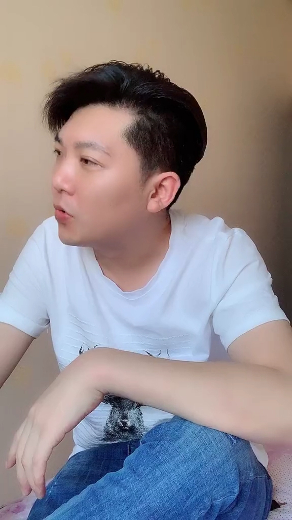 刚陪朋友去医院检查验尿,这货尿了满登一大杯颤悠端到护士桌前,护士说