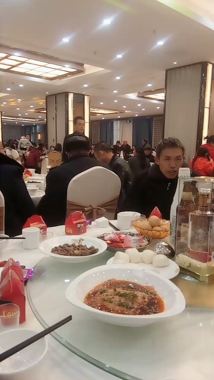 天天吃酒席啊.人太多了不知道坐那里了.