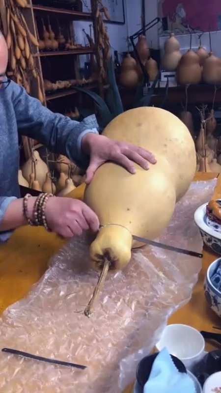 头一次见到这么大的葫芦,切开的那一刻,网友:你敢答应吗?