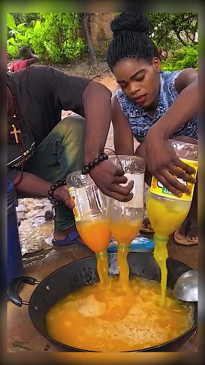 非洲浓缩果汁,3瓶果汁,2袋糖,2桶水,搅一起就可以喝了