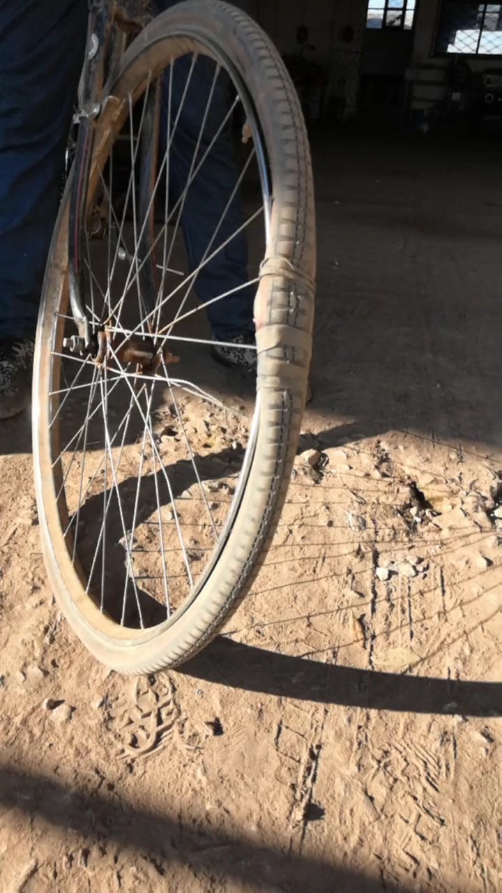 最强单车,车胎都破成这样了还在骑.