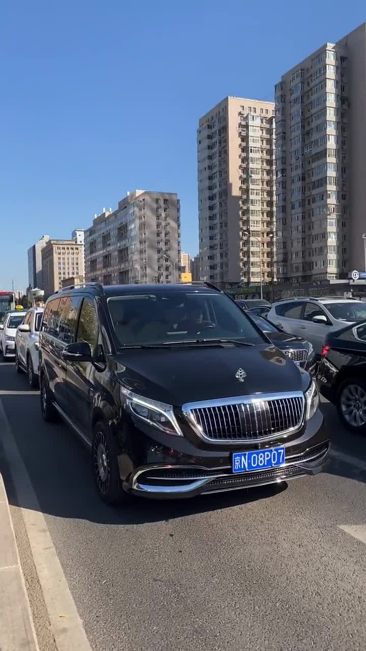 偶遇大佬开的奔驰牌商务迈巴赫面包车气场强大没人敢靠近这个标志回头