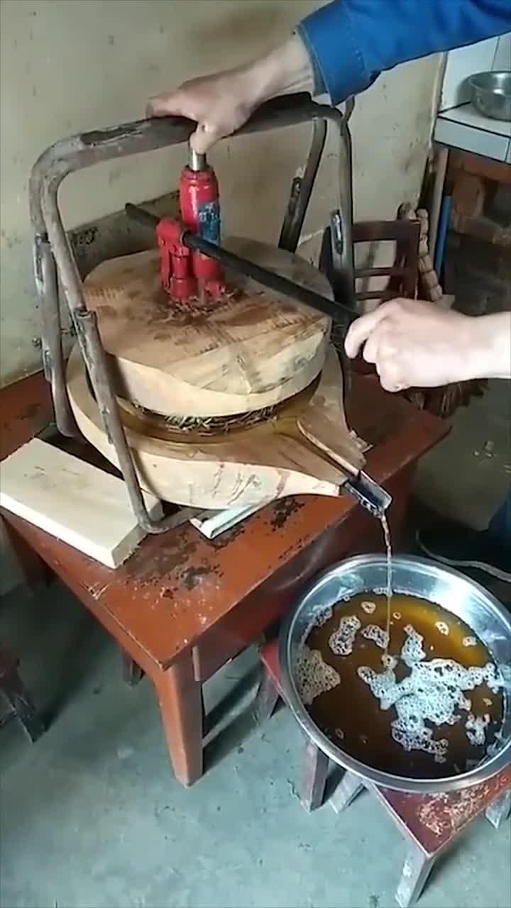 传统手艺压榨茶油,轻轻一压瞬间出油,这操作真牛了!
