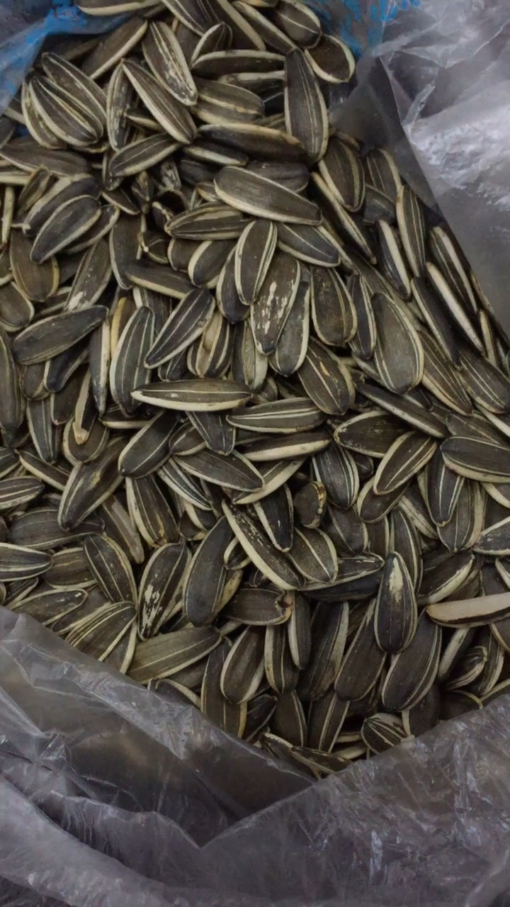 老公不喜欢吃甜瓜子,所以家里买瓜子都会买两种口味