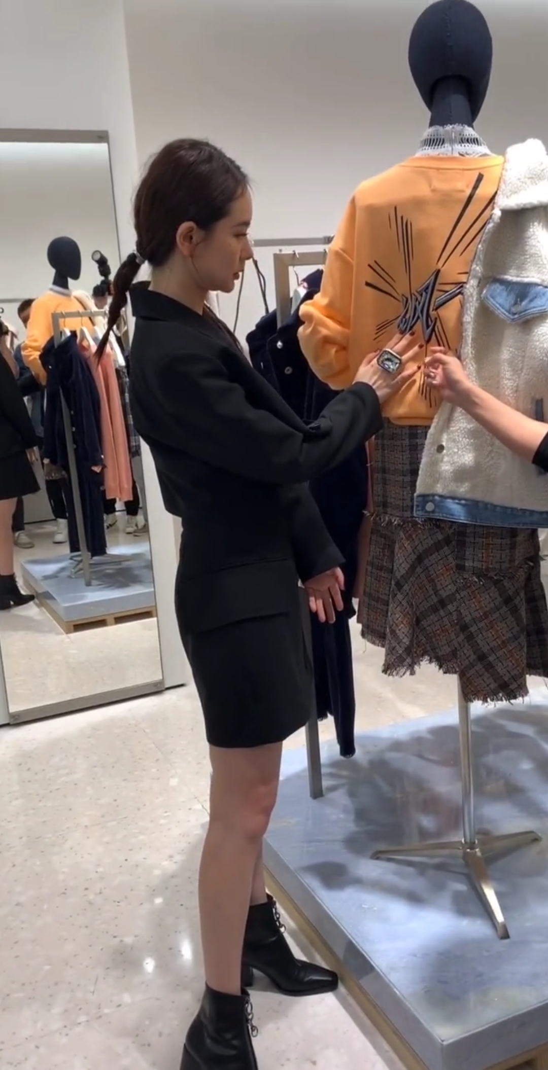娱乐圈明星大侦探#戚薇在机场逛街买衣服