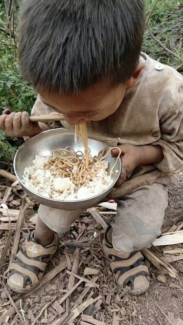 如今还有那么可怜的娃