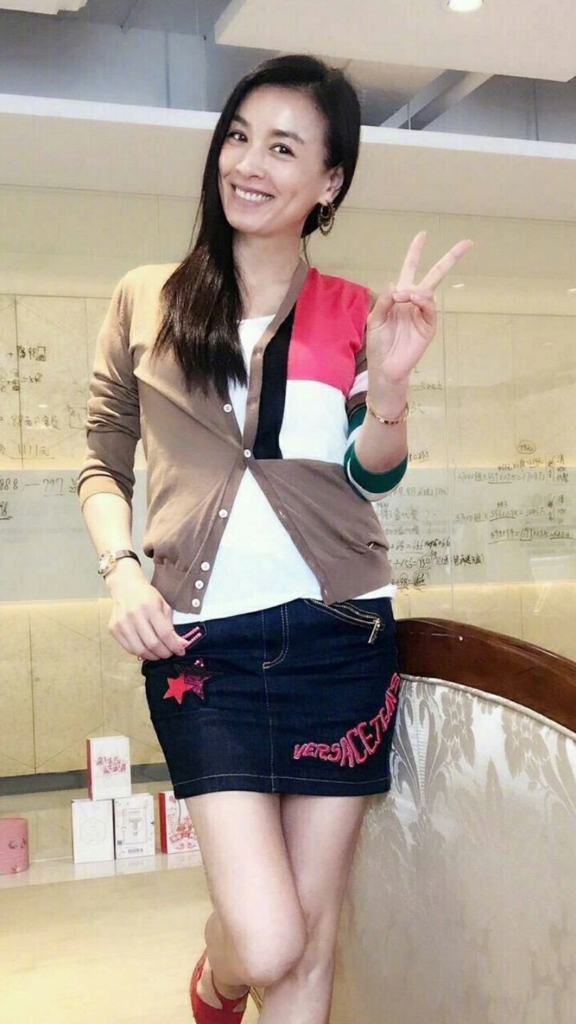 街拍#49岁张庭依然青春靓丽,现在忙着做微商