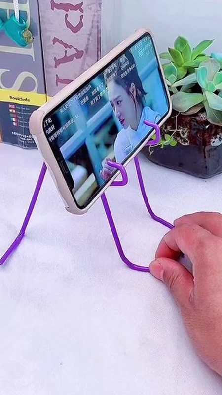 原来衣架也能改造成手机支架,你学会了吗?