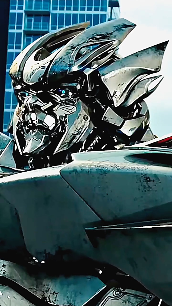 变形金刚横炮敏捷颇高惊秀全场爵士体型虽小终究未能逃脱被手撕的命运