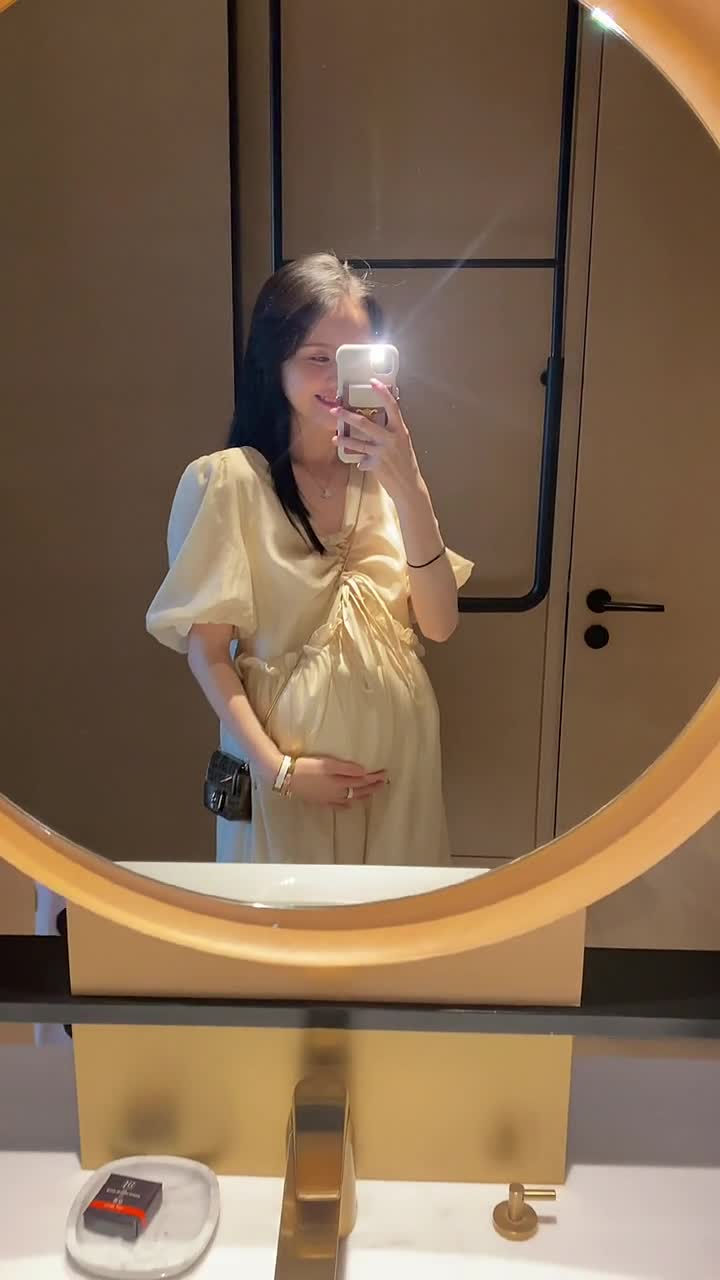 对镜自拍怀孕了也不要忘记打扮自己