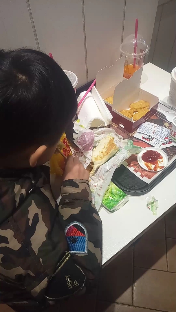 家有萌娃#考试成绩不错丶请我们家坏坏吃肯德基丶点了儿童套餐丶可惜